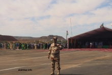 أحد ضباط كتيبة الصاعقة خلال تأمين حفل تخليد ذكرى الاستقلال في أكجوجت نهاية نوفمبر الماضي (الأخبار - أرشيف)