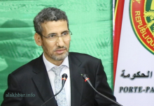 وزير المالية محمد الأمين ولد الذهبي خلال مؤتمر صحفي الأسبوع الماضي (الأخبار) 