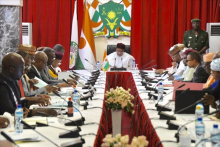 الرئيس النيجري محمدو إسوفو لدى ترأسه اجتماعا للمجلس الأعلى للدفاع الوطني