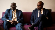 ألفا باري (من اليمين) وزير خارجية بوركينافاسو وكالا أنكوراوو وزير خارجية النيجر