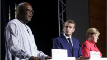  المستشارة الألمانية أنجيلا ميركل والرئيس الفرنسي إيمانويل ماكرون ورئيس بوركينافاسو روك مارك كريستيان كابوري