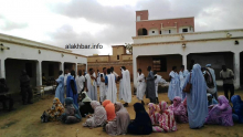 ناخبون أمام أحد مكاتب التصويت في بلدية عرفات بولاية نواكشوط الجنوبية (الأخبار)