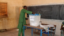 أحد المواطنين الماليين يدلي بصوته بمكتب تصويت في باماكو خلال الانتخابات المحلية نوفمبر 2016.