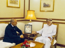 السفير الموريتاني في عمان خلال تقديمه نسخة من أوراق اعتماه اوزير الخارجية العماني