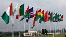 أعلام الدول الأعضاء في الإيكواس أمام مكان انعقاد القمة 51 ليبيريا.
