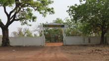 مدخل محمية "بنجاري" بجمهورية بنين، حيث اختفى سائحان فرنسيان ومرشدهما