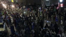 جانب من مستوى الاقبال على حملة المشاعل مساء اليوم في شوارع نواذيبو (تصوير الأخبار)