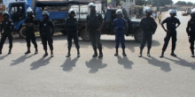 عناصر من الشرطة خلال مظاهرة بكوناكري فبراير 2013.