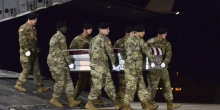 جنود أمريكيون يحملون جثمان رابع الجنود الذين قتلوا بالنيجر.