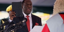 إميرسون منانغاغوا الرئيس الجديد لزيمبابوي خلال أدائه اليمين رئيسا للبلاد.