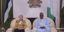 الرئيس النيجيري محمدو بخاري ورئيسة الوزراء البريطانية تيريزا ماي.