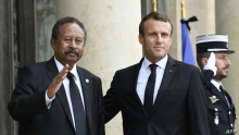 الرئيس الفرنسي إيمانويل ماكرون ورئيس الوزراء السوداني عبد الله حمدوك