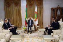 الرئيس محمد ولد الغزواني خلال لقائه مع المبعوث الفرنسي للساحل اكريستوف بيغو اليوم في نواكشوط (وما)