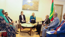 وزير الصيد والاقتصاد البحري الموريتاني محمد ولد امعييف، خلال مباحثاته مع السفير الأمريكية سينثيا كيرشت (وما)