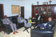 وزير العدل حيمود ولد رمظان خلال لقائه مع السفير الأمريكي مايكل دودمان (وما)