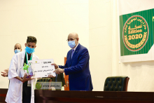 الرئيس محمد ولد الغزواني خلال تسليم جائزة أحد الفائزين في المسابقة (وما)