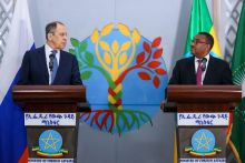 وزير الخارجية الروسي سيرغي لافروف ونظيره الإثيوبي دمقيم كونن