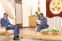 الرئيس التوغولي فور نياسينغبي ووزير الخارجية المالي عبد الله ديوب 