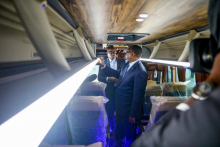 الرئيس السنغالي ماكي صال على متن إحدى الحافلات الجديدة 