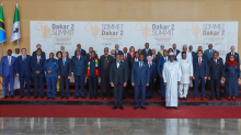 صورة جماعية لرؤساء الدول والحكومات المشاركين بقمة داكار 2