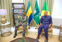 اىرئيس الكونغولي دنيس ساسو نغيسو والرئيس الانتقالي الغابوني الجنرال أوليغي نغيما 