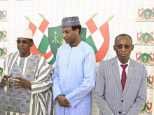 رئيس وزراء النيجر(في الوسط) وبوركينافاسو (من اليمين) ومالي (من اليسار) خلال لقائهم بنيامي