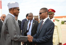 الوزير الأول محمد ولد بلال خلال توديعه رئيس نيجيريا محمد بخاري اليوم (وما)
