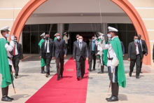 الرئيسان الموريتاني محمد ولد الغزواني والرواندي بول كاغامي في مطار نواكشوط الدولي (وما)