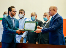 الرئيس محمد ولد الغزواني يسلم جائزة شنقيط للآداب والفنون للدكتور منِّي عبد القادر بونعامة