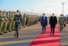 الرئيس محمد ولد الغزواني مع الرئيس الجزائري عبد المجيد تبون في مطار هواري بو مدين
