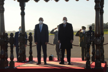 الرئيسان الموريتاني محمد ولد الغزواني (يسار) والجزائري عبد المجيد تبون خلال الزيارة