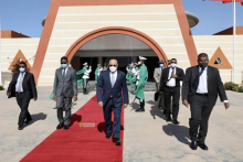الرئيس محمد ولد الغزواني في مطار نواكشوط متوجها إلى الجزائر (وما)