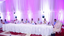 منصة حفل العشاء الذي أقامه الوزير الأول على شرف النواب (وما)