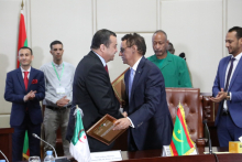 الوزيران الموريتاني عبد السلام محمد صالح، والجزائري محمد عرقاب خلال تبادل مذكرة تفاهم حول تعزيز التعاون