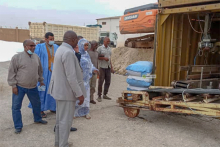مفوضة الأمن الغذائي والوفد المرافق لها خلال تسلم شحنة الأسمدة في ميناء نواكشوط (وما)
