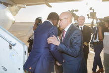 الرئيسان الموريتاني محمد ولد الغزواني، والتوغولي فور ماكاسينكبي في مطار نواكشوط خلال مغادرة الأخير في نهاية زيارته مساء اليوم