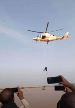 حوامة تابعة للجيش الموريتاني أثناء عملية إنقاذ الطفل شبو هادي  بعد قرابة 24 ساعة قضاها محاصرا بالسيول 