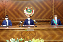 رئيس البرلمان، والرئيس، والوزير الأول خلال أداء رئيس المحكمة اليمين القانونية (وما)