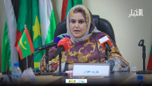 فالة ميني رئيسة حزب حوار خلال قراءتها لبيان الأحزاب الموريتانية (الأخبار)