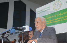 رئيس اللجنة الوطنية المستقلة للانتخابات الداه ولد عبد الجليل خلال خطابه (وما)