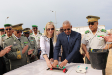 وزير الدفاع حننا سيدي حننا، والسفيرة الأمريكية سينثيا كيرشت خلال إعطاء إشارة أشغال بناء المكتبة