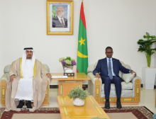 الوزير الأول محمد ولد بلال، والسفير الإماراتي في موريتانيا حمد غانم لمهيري