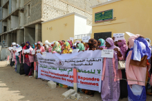 القابلات خلال وقفتهن الاحتجاجية اليوم أمام مباني وزارة الصحة بنواكشوط (الأخبار)