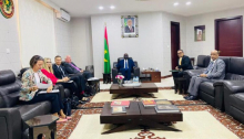 وزير الخارجية الموريتاني خلال لقائه مع السفراء اليوم (وما)