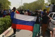 متظاهرون يحملون العلم الروسي خلال المسيرة