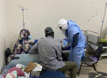 الرئيس السابق محمد ولد عبد العزيز خلال زياته للفتاة في المشفى الذي تتعالج فيه