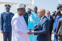 الرئيسان الموريتاني محمد ولد الغزواني، والسنغال ماكي صال خلال وداع الأخير في مطار نواكشوط الدولي أم التونسي