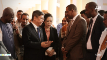 رئيس جامعة نواكشوط الشيخ سعد بوه كامارا، والسفير الصيني في موريتانيا لي بايجون خلال فتتاح المعرض (الأخبار)