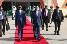 الرئيس محمد ولد الغزواني ووزيره الأول محمد ولد بلال في مطار نواكشوط الدولي خلال سفر سابق