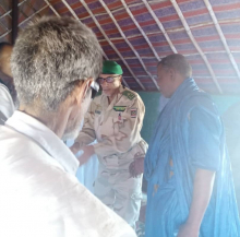 القائد العسكري خلال تقديم التعزية والدية لأسرة المنقب البو ولد بيباك